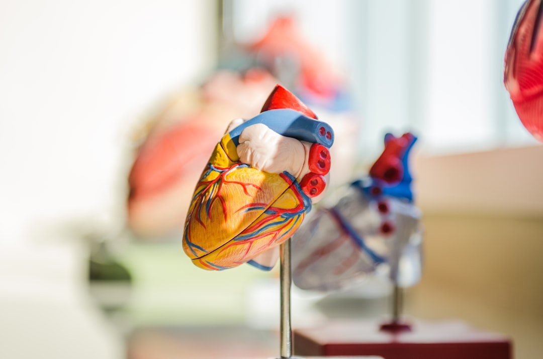 atherosklerose ist eine chronische erkrankung der arterien, die durch ablagerungen von fett und cholesterin die blutgefäße verengt und das risiko für herzinfarkt und schlaganfall erhöht.