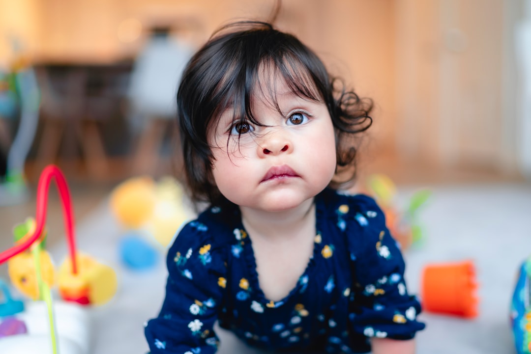eine übersicht über piagets entwicklungsstadien, die die kognitiven fortschritte von kindern in verschiedenen lebensphasen erklären.